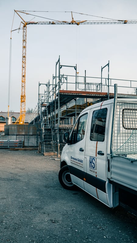 HS-Team vor dem Kran