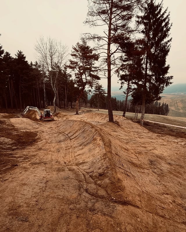 Stavba MTB berms Trailpark Žehra