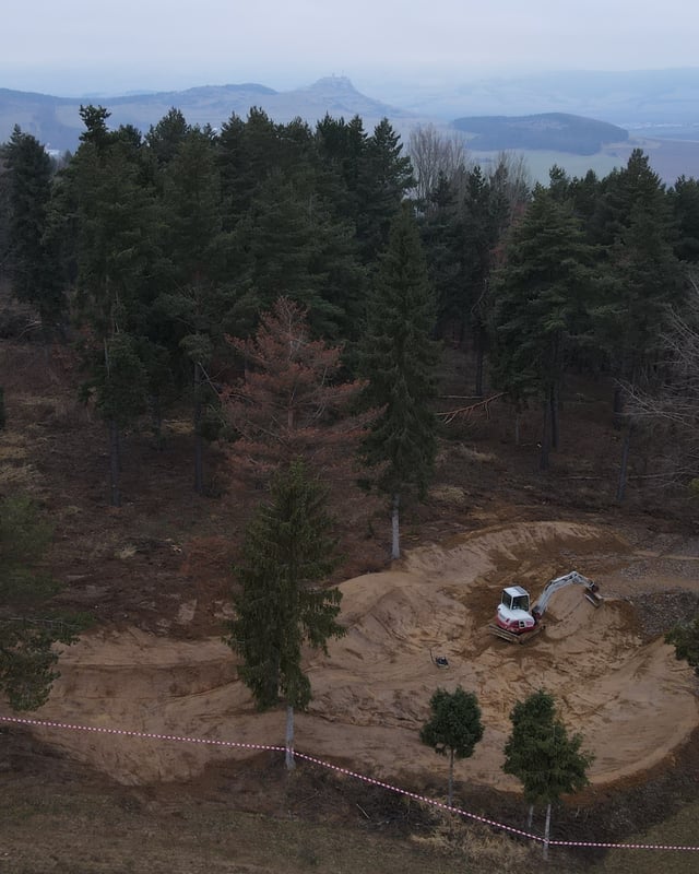 Stavba trailu so Spišským hradom v pozadí