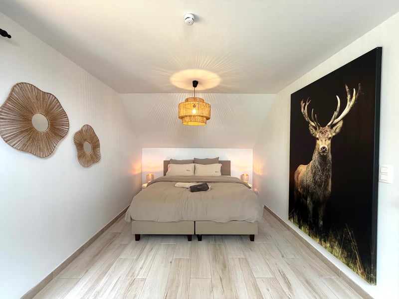 Slaapkamer boven met hertschilderij