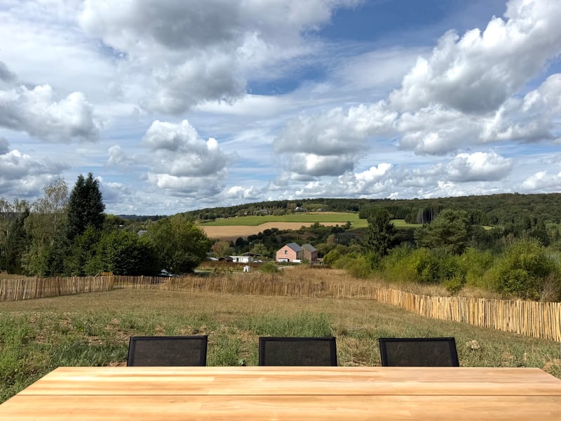 Zonneterras met ligbedden en loungeset