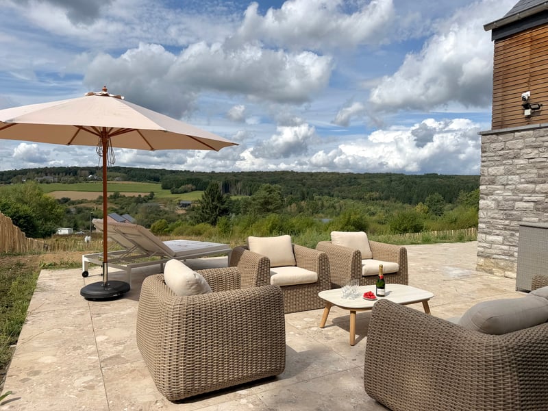 Loungehoek met parasol op het terras