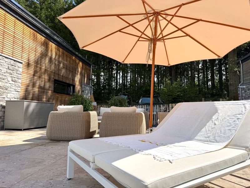 Eettafel op het terras met zicht op de tuin