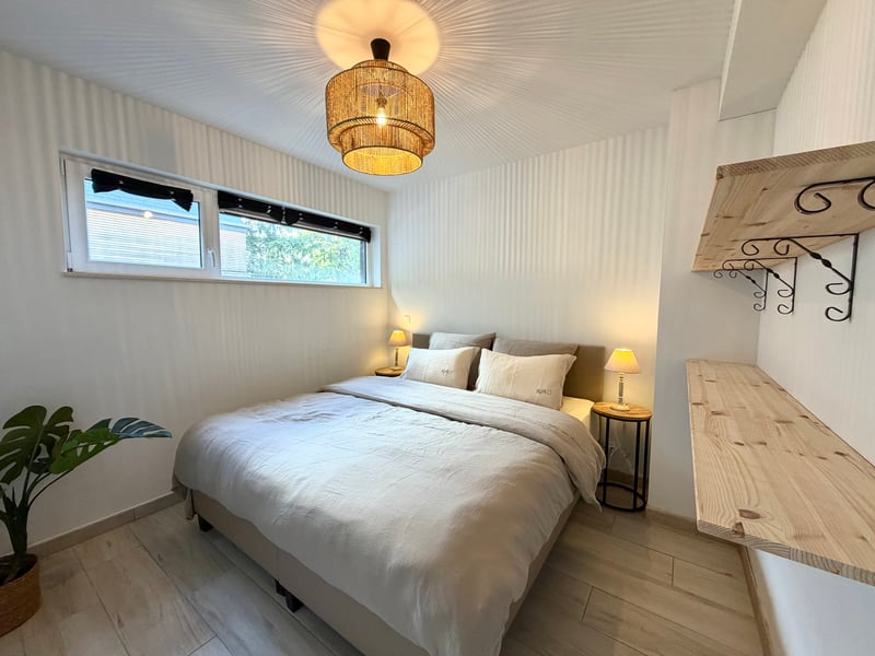 Slaapkamer met bureau en nachtlampjes