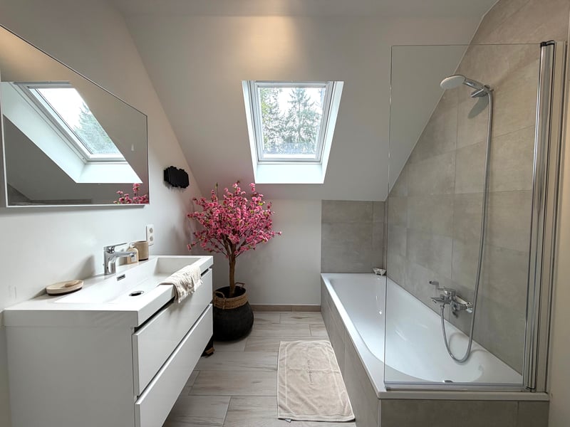 Badkamer boven met ligbad en inloopdouche