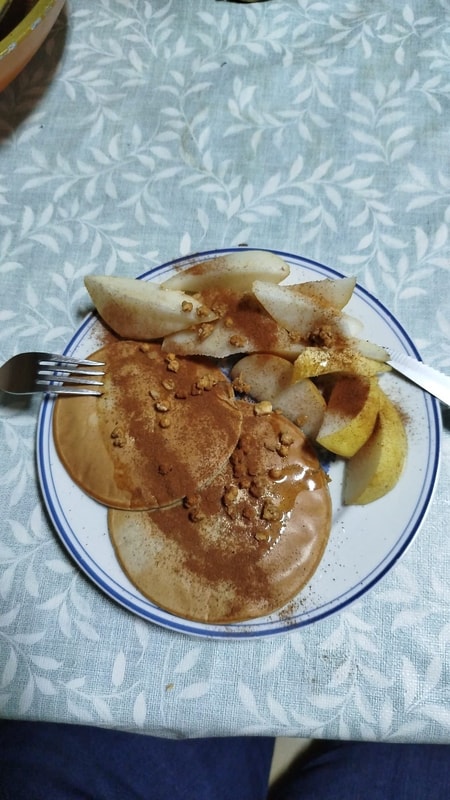 Lanche — panquecas com pera e canela