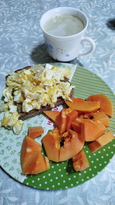 Pequeno-almoço — ovos mexidos com mamão e café