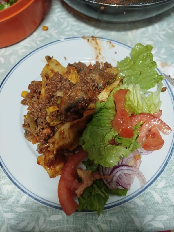 Jantar — carne picada com legumes e salada