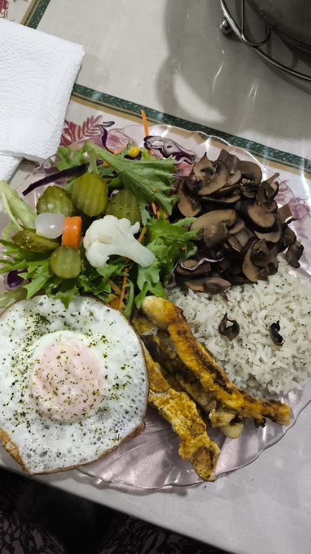 Almoço — ovo, cogumelos, frango e arroz