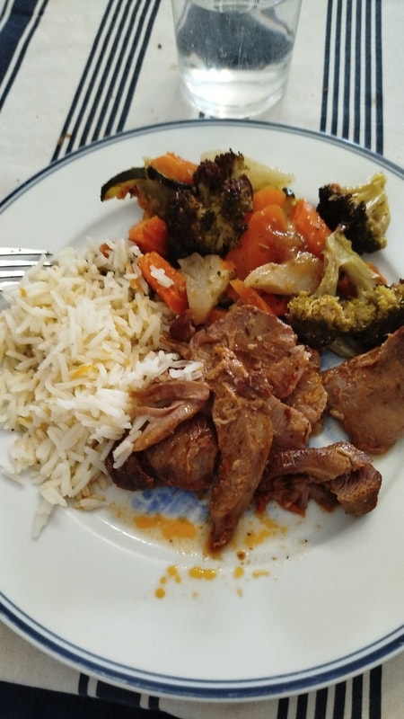 Almoço — carne com arroz e legumes assados