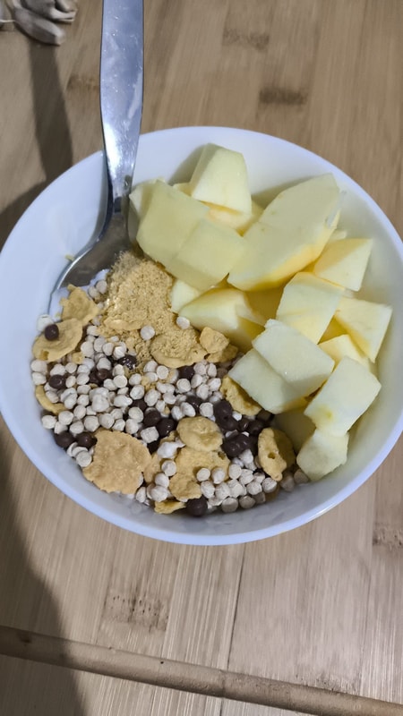 Pequeno-almoço — taça de cereais com maçã