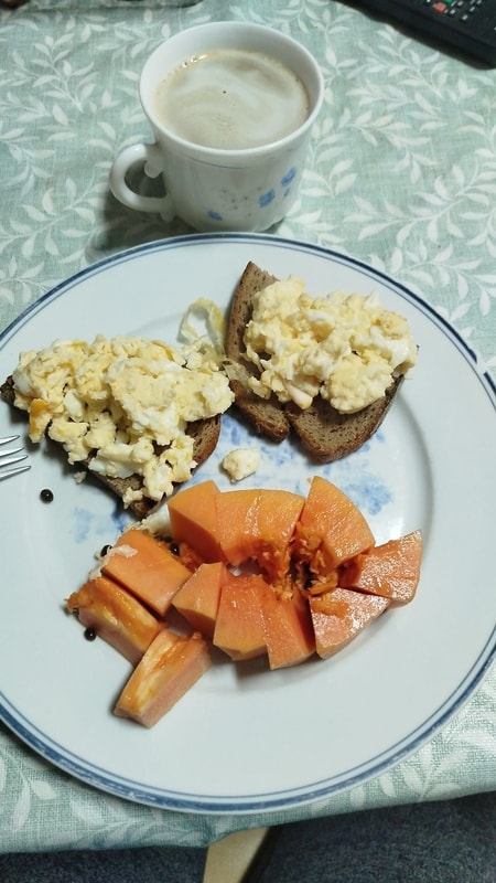 Pequeno-almoço — ovos mexidos em torrada com mamão