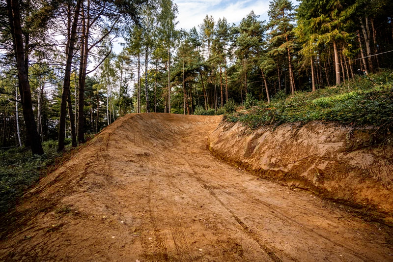 MTB jazdec v lese – Trailpark Žehra