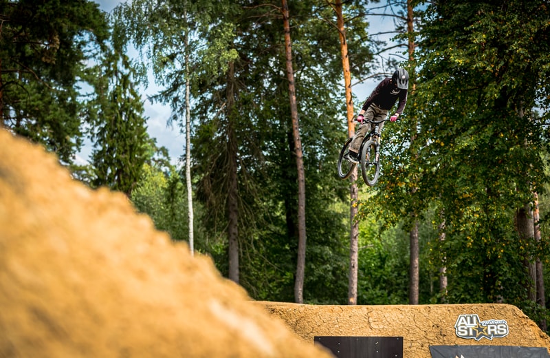 Skok z rampy – Dirt Madness Trailpark Žehra