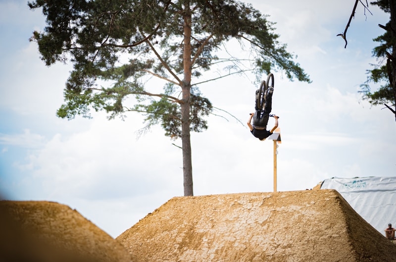 Backflip na dirt jump rampe – Dirt Madness 2026 Trailpark Žehra