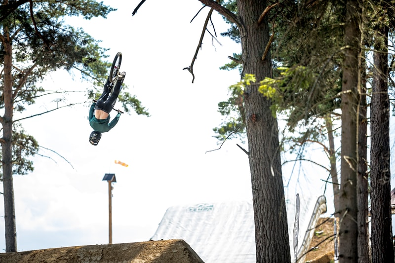 Backflip vysoko nad skokankou – Dirt Madness Trailpark Žehra