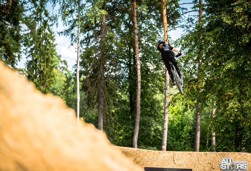 Jazdec vo vzduchu – Dirt Madness Trailpark Žehra