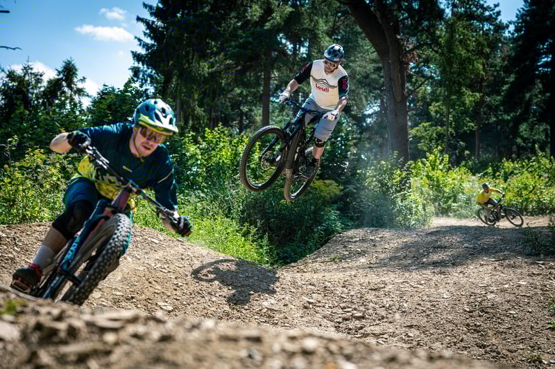 MTB jazdec na enduro traili