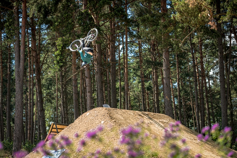Backflip s divokými kvetmi v popredí – Dirt Madness Žehra