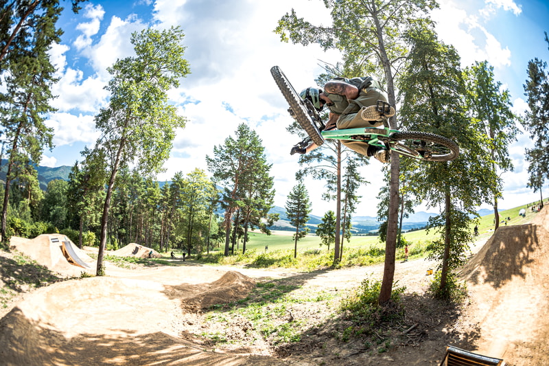 Akrobatický skok s výhľadom na Spišský kraj – Dirt Madness 2026