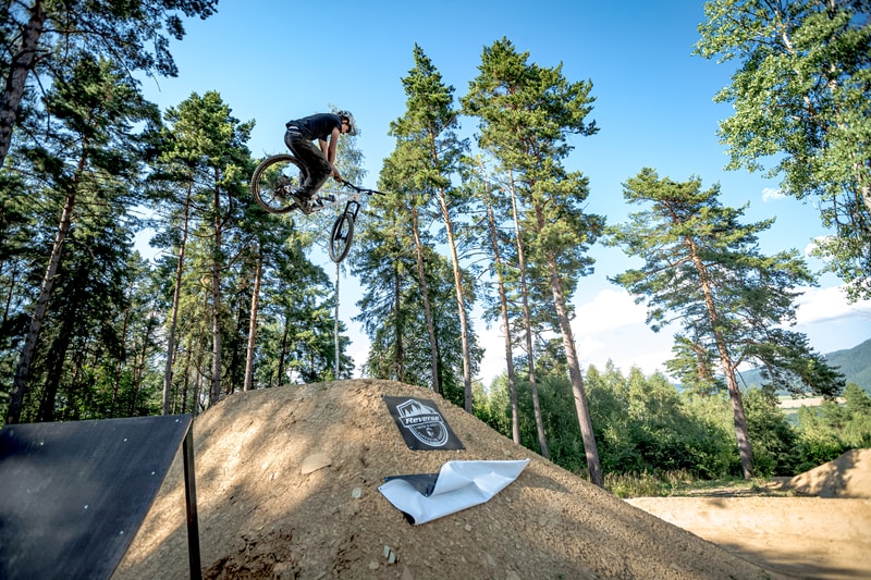 Skok z All Stars rampy – Dirt Madness Trailpark Žehra