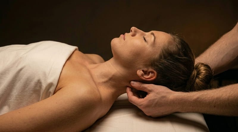 Kompletní funkční masáž 90 minut – hluboká terapeutická masáž celého těla, deep tissue Praha
