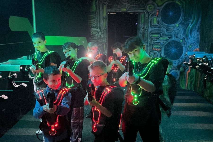 Děti na laser game výletě