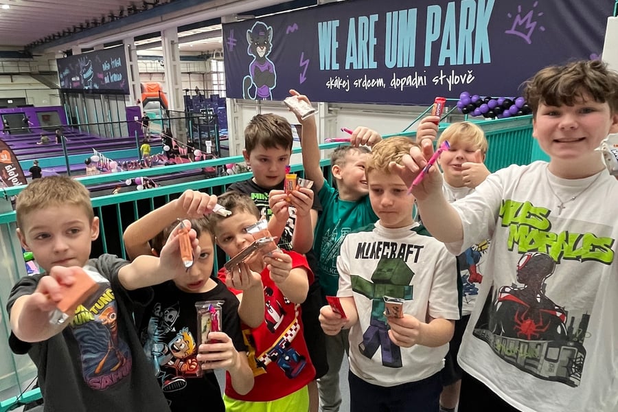 Děti drží výhry ze soutěže v UMPARK