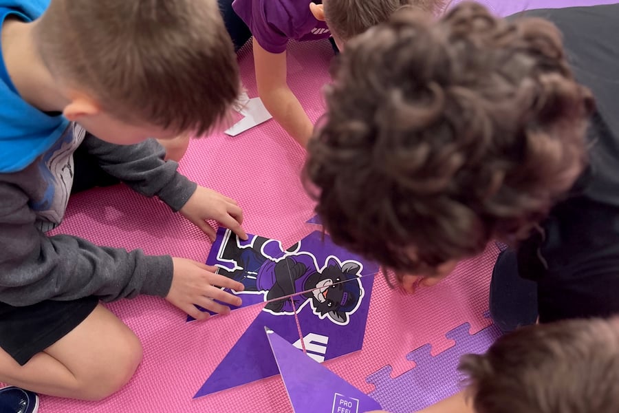 Děti při kreativní aktivitě s UMPARK kartičkami