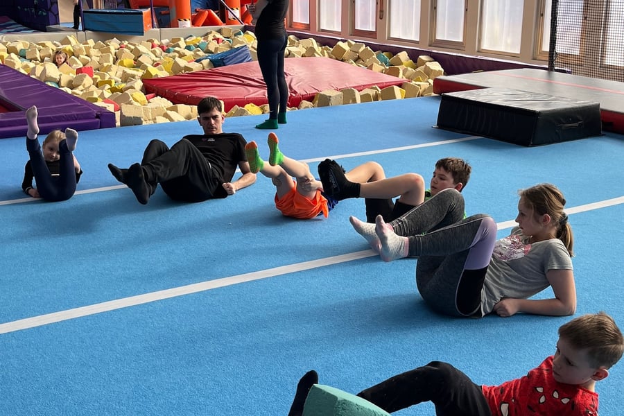 Pohybové cvičení s instruktorem na podložkách