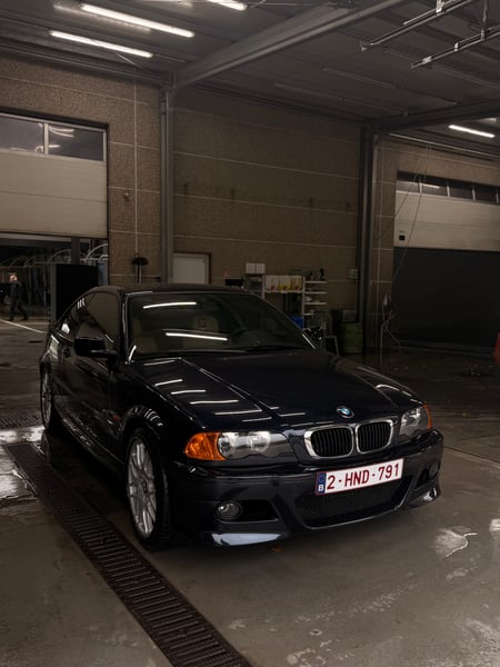 BMW E46 in garage bij nacht – BEDA Garage