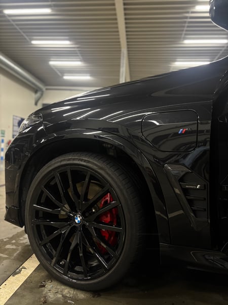 BMW gloss black velgen rode remmen – BEDA Garage