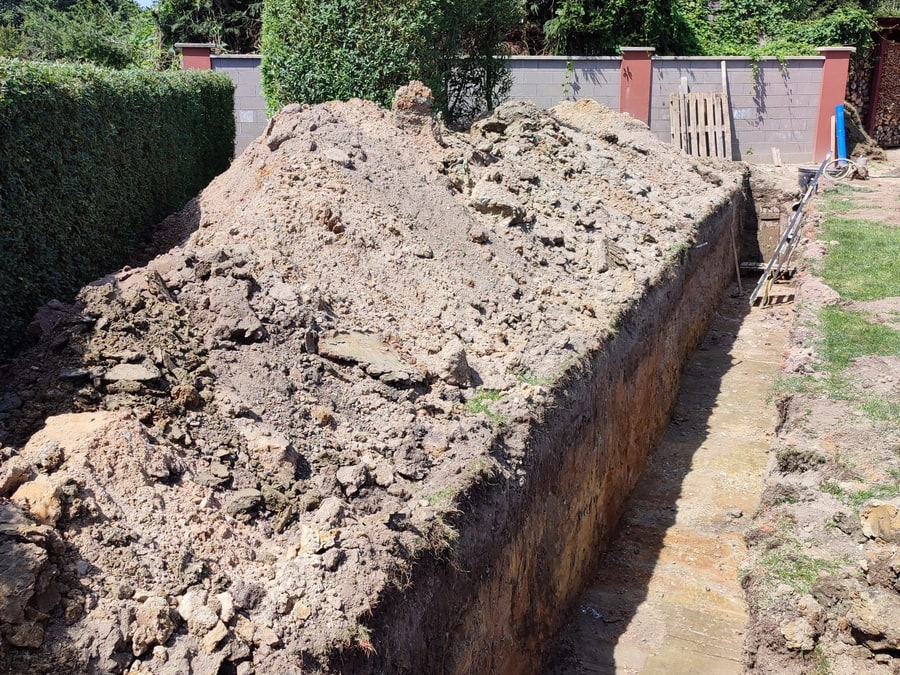 Výkop pro pokládku kanalizace