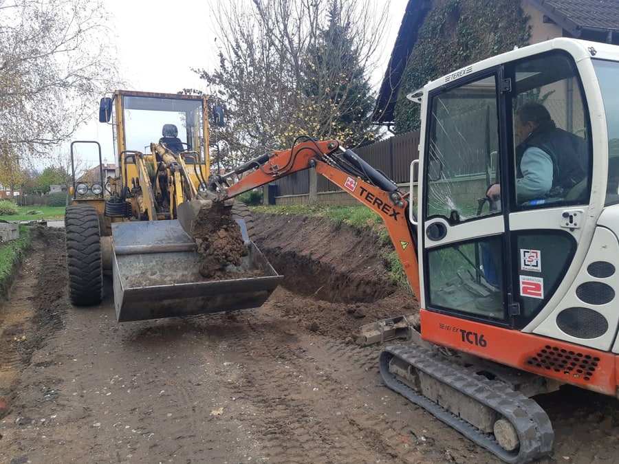 2 stroje — odvodnění příjezdové cesty