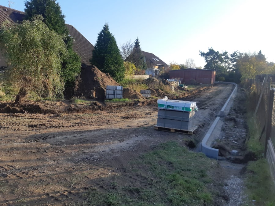 Srovnávání pro příjezdovou cestu a pokládka obrubníků