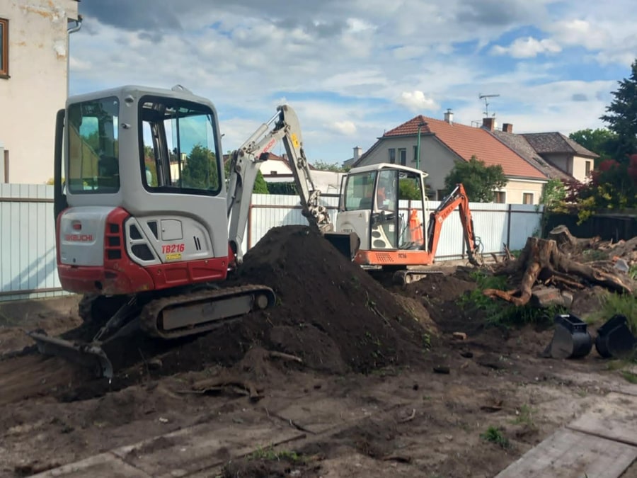 2 bagry — srovnávání a odvážení materiálu z pozemku