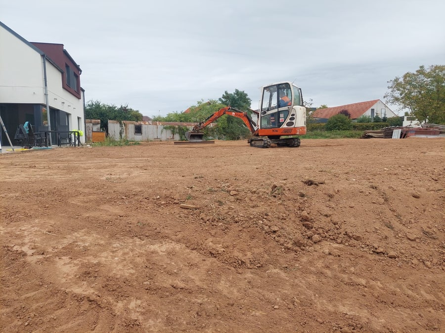 Srovnání zahrady před domem