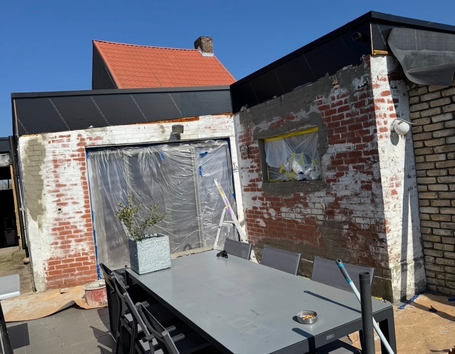 Vóór kaleieren — verweerde bakstenen terrasmuren in Brugge