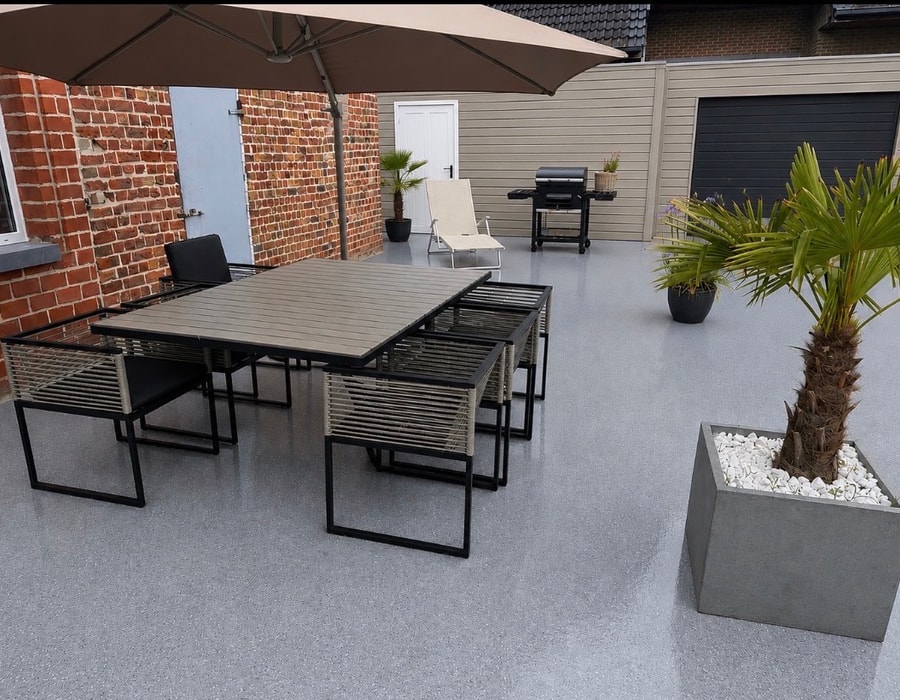 Terras na epoxy behandeling met strakke grijze kwartsvloer