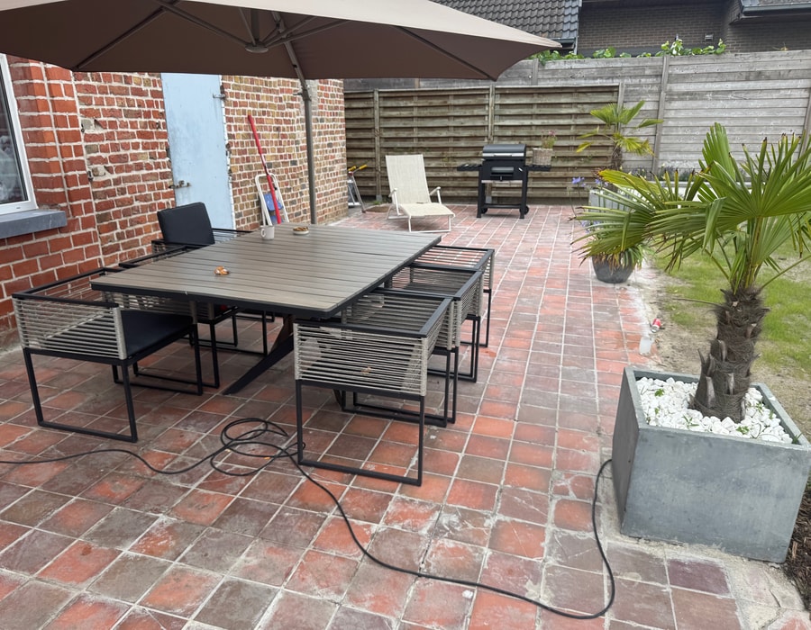 Terras voor epoxy behandeling met oude rode tegels
