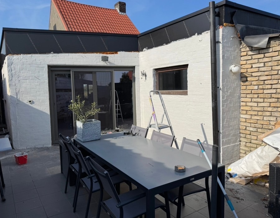 Na kaleieren — wit gekaleide terrasmuren in Brugge