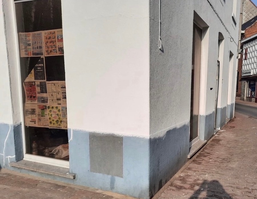 Vóór kaleieren — verweerde gevel hoekpand Torhout centrum