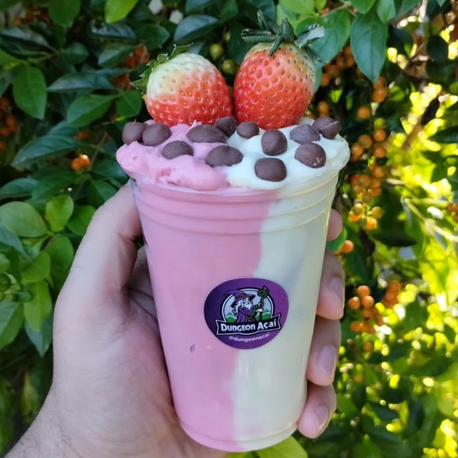 Copo de milkshake com morango, chantilly e gotas de chocolate