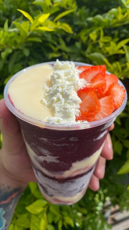 Copo de açaí com morango, leite em pó e leite condensado