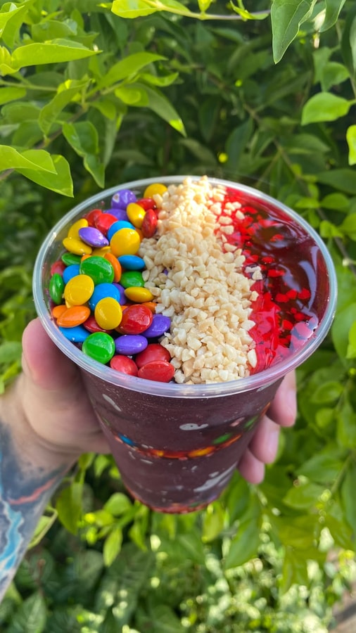 Copo de açaí com confete, amendoim e cobertura de morango