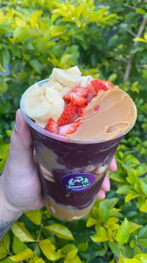 Copo de açaí com banana, morango e creme
