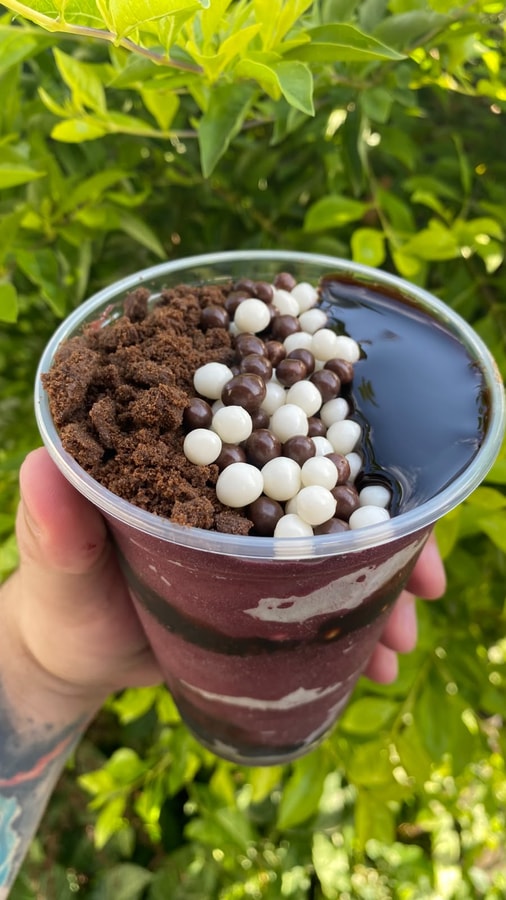 Copo de açaí com oreo granulado, chocoball e cobertura de chocolate