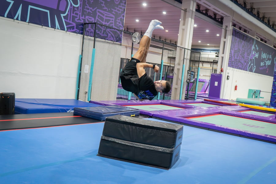 Airbag v trampolínovém parku UMPARK Ostrava – skok s otočkou na měkký airbag