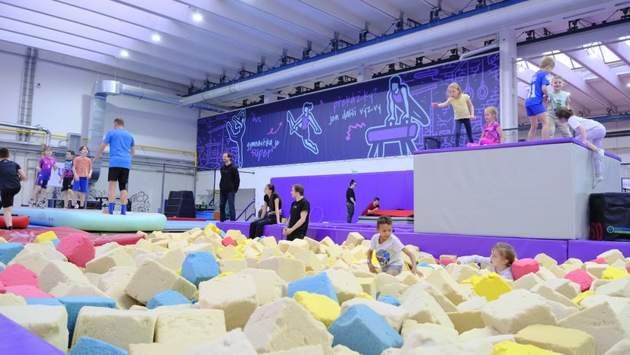 Molitanová záchytná jáma UMPARK Ostrava – děti skáčou do barevných kostek