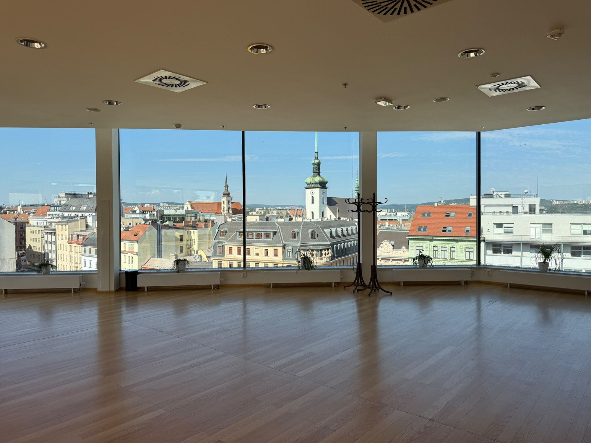 Prostor v Domini Parku s výhledem na Brno